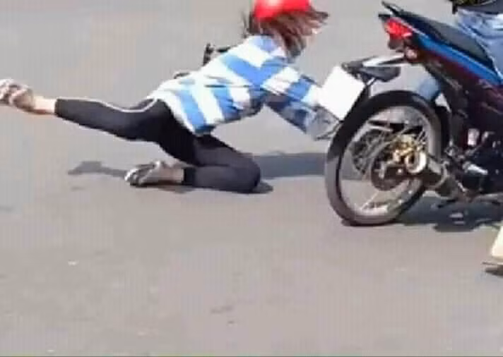 "Ngu thì chết chứ tội tình gì? Đi hẳn hoi tử tế còn không ăn ai, ngã liên tục nữa là bốc đầu, đua xe. Không biết ngã thế này có nhớ không hay lần sau lại bốc đầu tiếp? Lần sau ngồi sau xe ai cũng phải chọn em gái nhé" - Facebooker H.K.L bình luận.