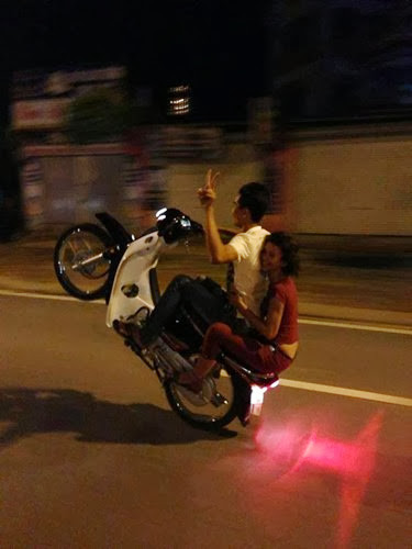 Tại Hà Nội thậm chí còn có nhiều cung đường đua xe quen thuộc được nhiều nhóm thanh niên lựa chọn như đường Hàn Quốc tại Hồ Tây, khu vực Hồ Hoàn Kiếm hay khu vực hầm Kim Liên.