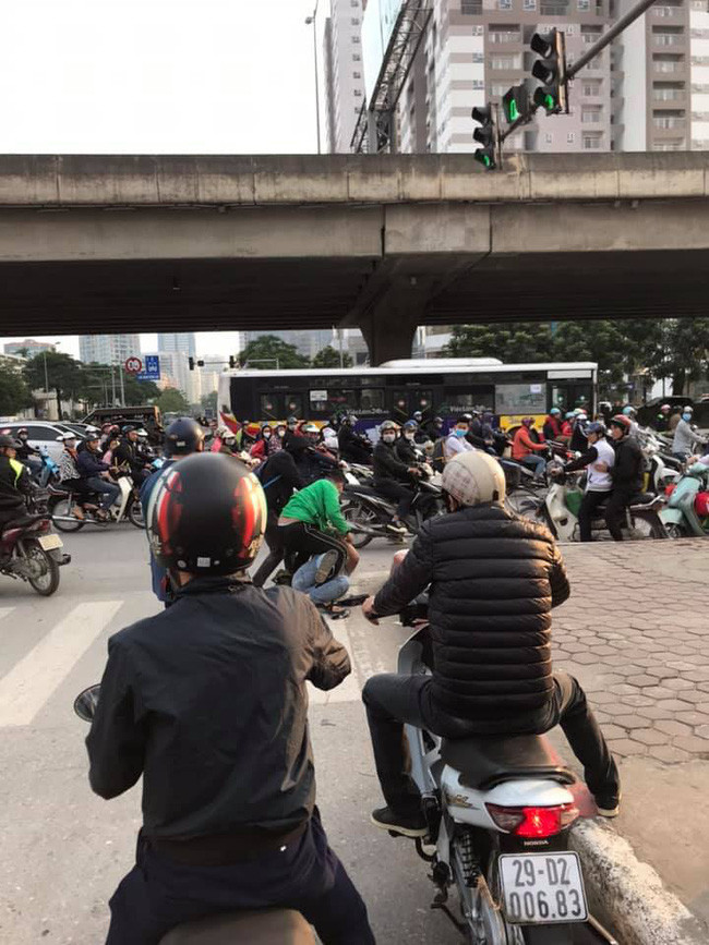 Khong duoc nhuong duong, tai xe Grab hanh xu gay phan no-Hinh-2