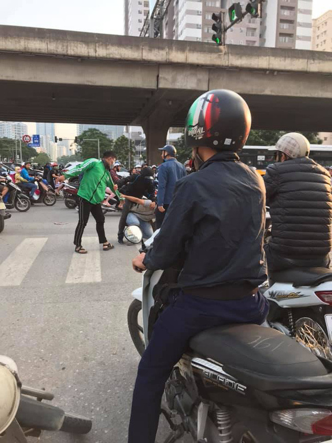 Khong duoc nhuong duong, tai xe Grab hanh xu gay phan no-Hinh-3