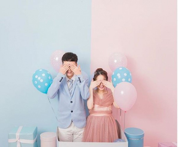 Trái ngược hoàn toàn với nền đơn sắc, quần áo mang màu đen ở những tấm ảnh trước, những ảnh tiếp theo vợ chồng Joyce Phạm tung ra mang màu xanh - hồng cực dễ thương và biểu cảm nhí nhảnh.