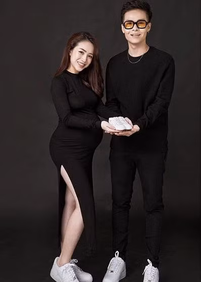 Mặc dù đã sắp đến thời gian phải "nằm ổ", thế nhưng ái nữ nhà Minh Nhựa vẫn được khen ngợi có nhan sắc xinh đẹp. Khác với những phụ nữ đang trong thời thai kỳ thông thường, Joyce Phạm không hề bị phù tay chân, tay.