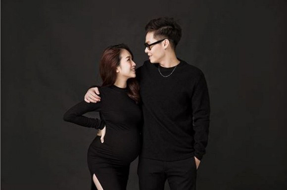 Khó có phụ nữ nào khi mang bầu lại vẫn giữ nguyên được nhan sắc như thời thiếu nữ như Joyce Phạm. Đây không phải bộ ảnh đầu tiên Rich Kid thực hiện khi đang mang thai.