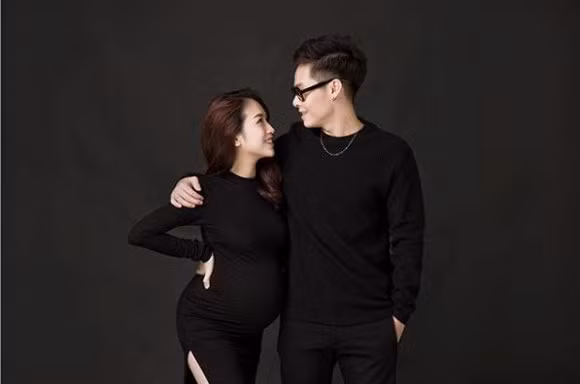 Khó có phụ nữ nào khi mang bầu lại vẫn giữ nguyên được nhan sắc như thời thiếu nữ như Joyce Phạm. Đây không phải bộ ảnh đầu tiên Rich Kid thực hiện khi đang mang thai.