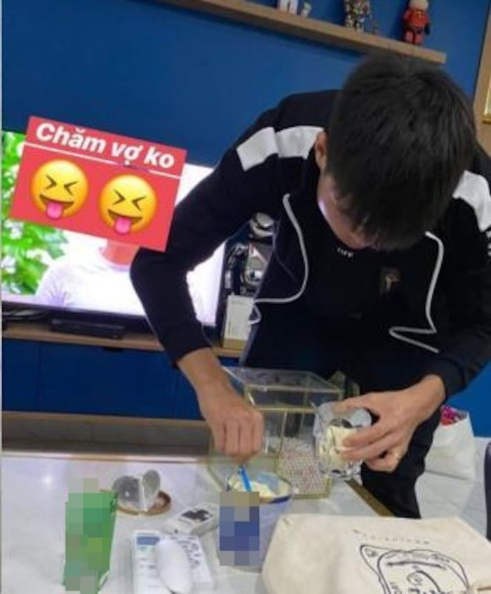 Trước đó, Quỳnh Anh cũng từng khoe khoảnh khắc được chồng pha sữa cho uống và khoe mua được hai đôi dép bệt khiến tin đồn chuẩn bị đón con đầu lòng rộ lên.