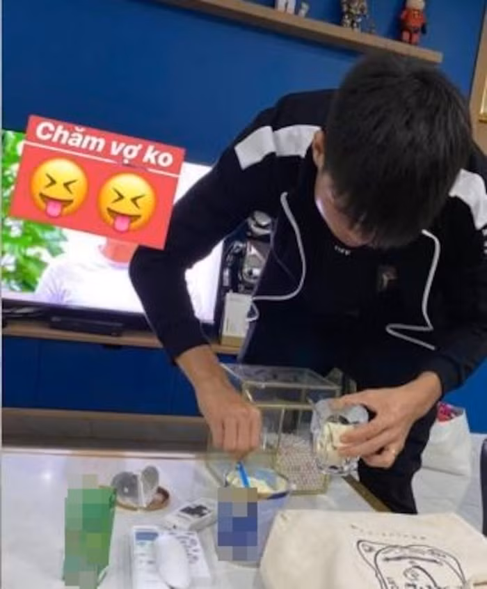 Trước đó, Quỳnh Anh cũng từng khoe khoảnh khắc được chồng pha sữa cho uống và khoe mua được hai đôi dép bệt khiến tin đồn chuẩn bị đón con đầu lòng rộ lên.