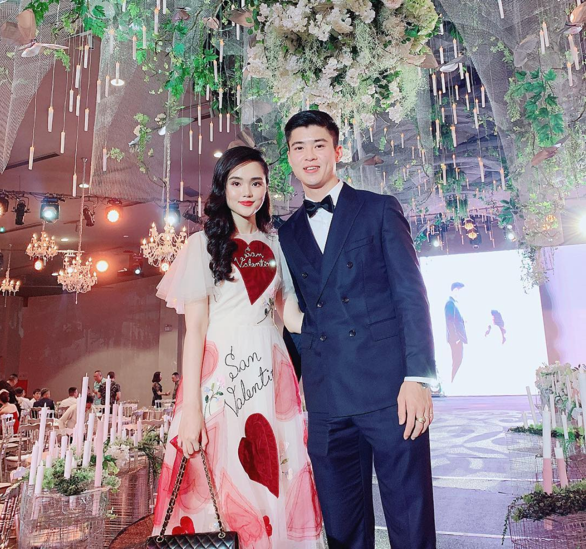 Duy Mạnh và vợ được đánh giá là một trong những cặp đôi đẹp của làng bóng đá Việt Nam.