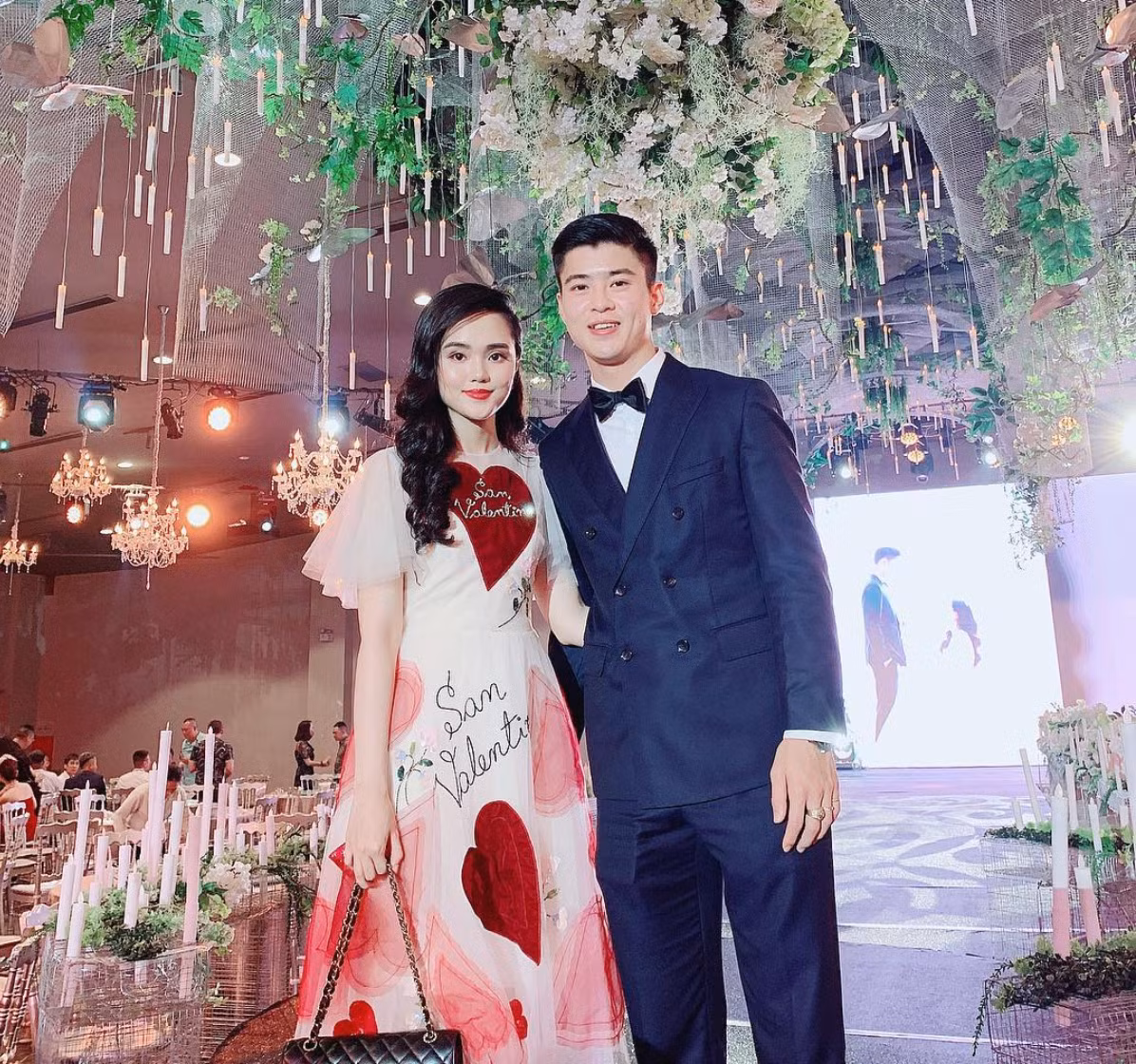 Duy Mạnh và vợ được đánh giá là một trong những cặp đôi đẹp của làng bóng đá Việt Nam.