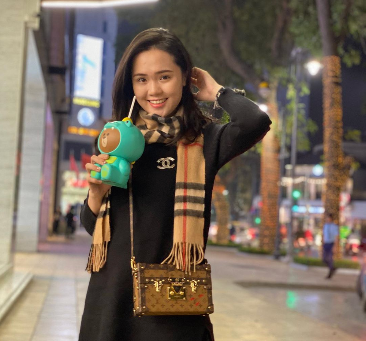 Thời gian gần đây, nàng WAGs cũng thường xuyên diện váy rộng, không còn thấy mặc đồ bó, có phần eo như trước.