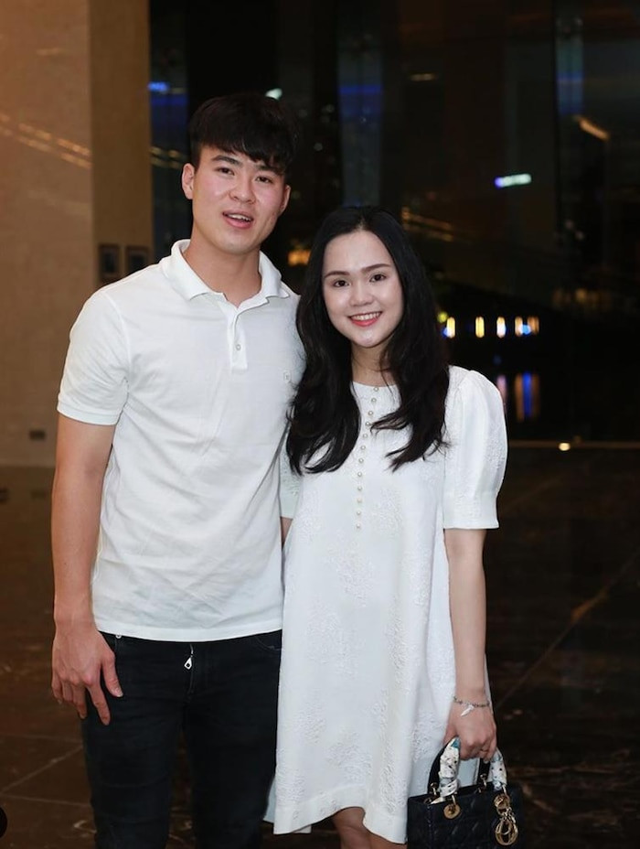 Mới đây, trên trang cá nhân, Duy Mạnh đăng tải hình ảnh cùng vợ đi chơi kèm dòng trạng thái: "Lâu lắm mới cho đệ tử béo lên sóng". Ngay khi vừa mới xuất hiện, bài viết đã nhận được lượng tương tác lớn từ phía người hâm mộ.