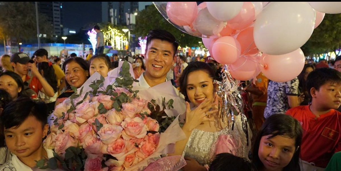 Ngày 1/1, Duy Mạnh cầu hôn bạn gái thành công tại phố đi bộ Nguyễn Huệ. Cặp đôi nhanh chóng trở về Hà Nội tổ chức đám cưới vào ngày 9/2.