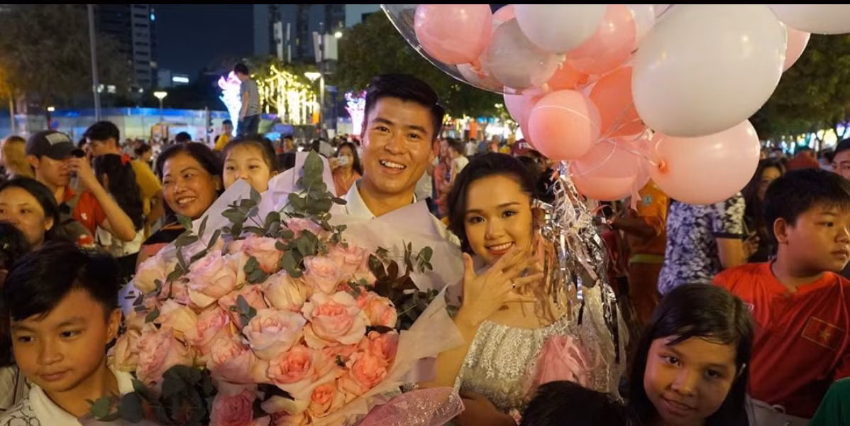 Ngày 1/1, Duy Mạnh cầu hôn bạn gái thành công tại phố đi bộ Nguyễn Huệ. Cặp đôi nhanh chóng trở về Hà Nội tổ chức đám cưới vào ngày 9/2.