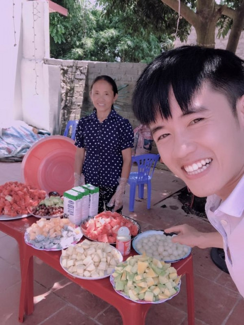 Cũng chính Hưng Vlog là người đã giúp mẹ mình là bà Tân Vlog kiếm được số tiền lớn nhờ làm video các món ăn khổng lồ.