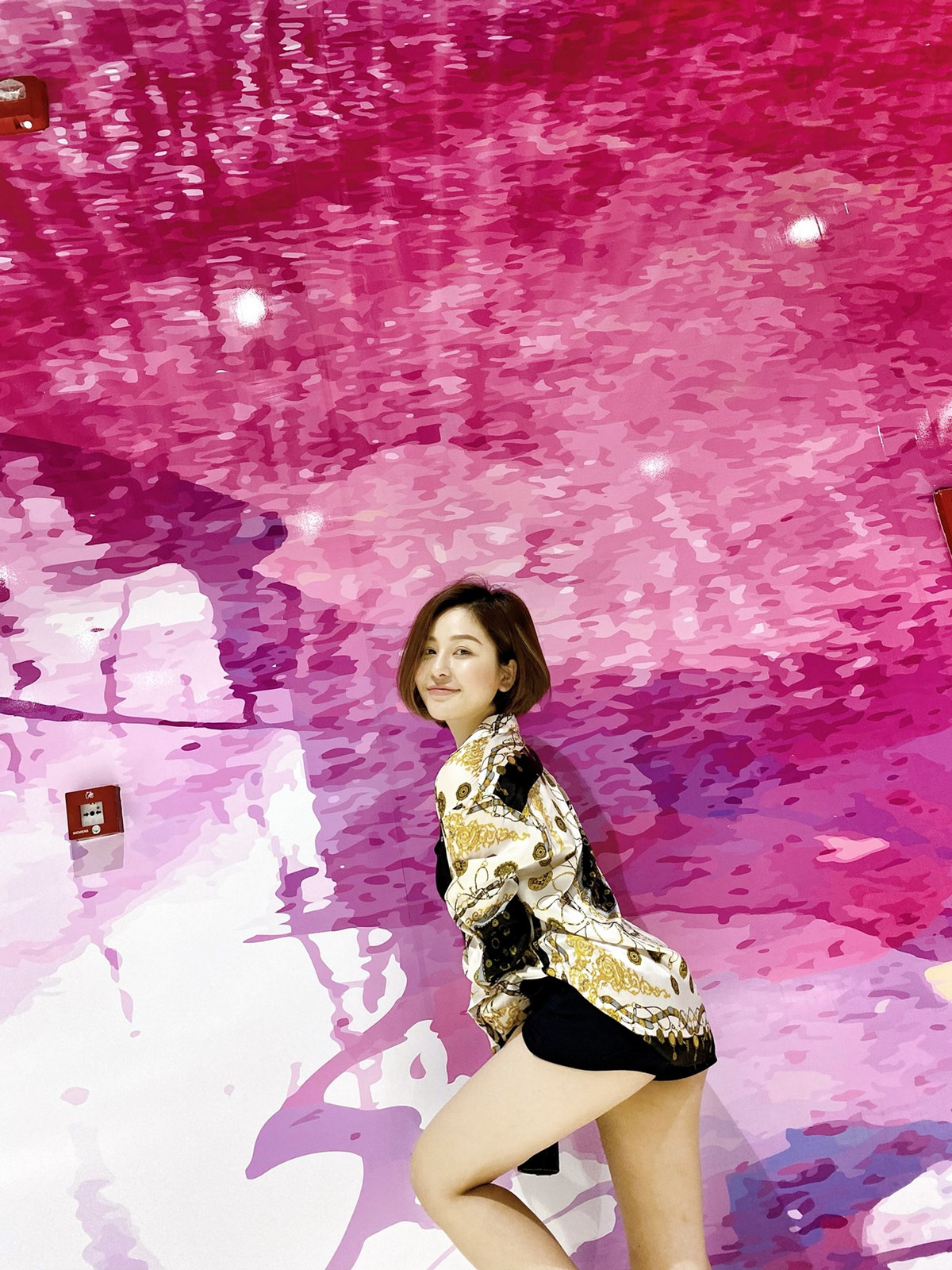 Dù vậy, nhan sắc của Trâm Anh vẫn bị dân mạng đặt dấu hỏi lớn bởi nếu chỉ làm chân mày thì không có chuyện cả má, môi và mũi lại sưng to như vậy được. Hơn nữa chân mày của cô trông cũng đã khá nhạt màu, không giống mới phun, xăm.