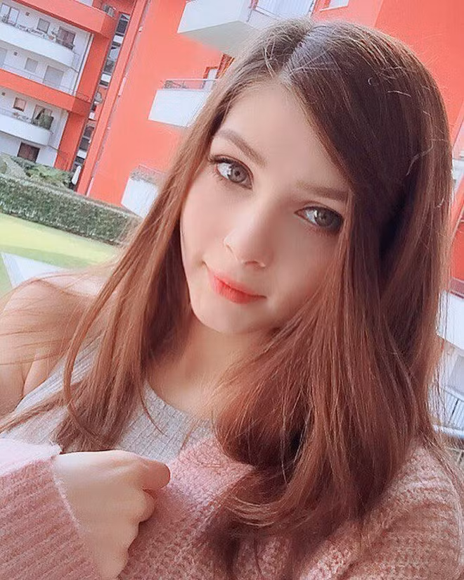 Nhờ chăm chỉ luyện tập, game thủ Nga sở hữu ngoại hình cực kỳ bắt mắt với 3 vòng nóng bỏng. Cô nàng cao 1m80 và sở hữu "vòng eo con kiến" vạn người mê.