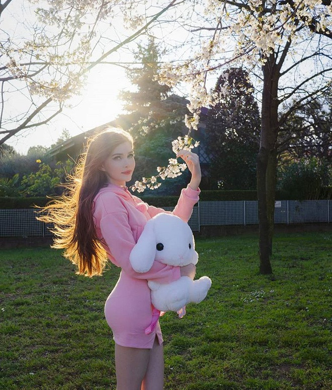 Mái tóc nâu dài mượt mà của Sharishaxd khiến bao chàng trai mê đắm.