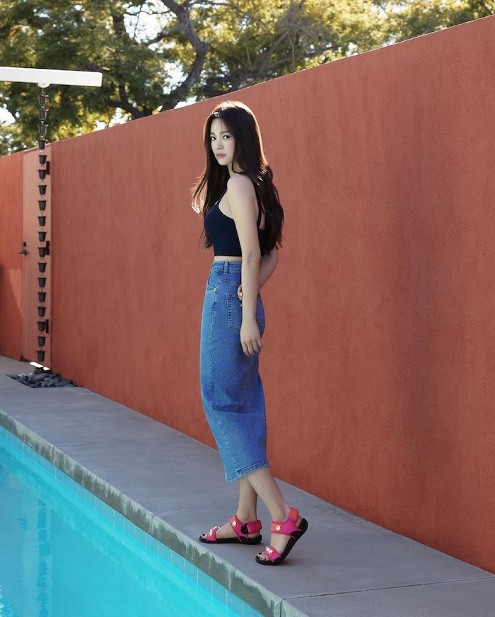 Nữ diễn viên Ngôi nhà hạnh phúc diện chân váy bò kết hợp với áo crop-top màu đen đầy gợi cảm.