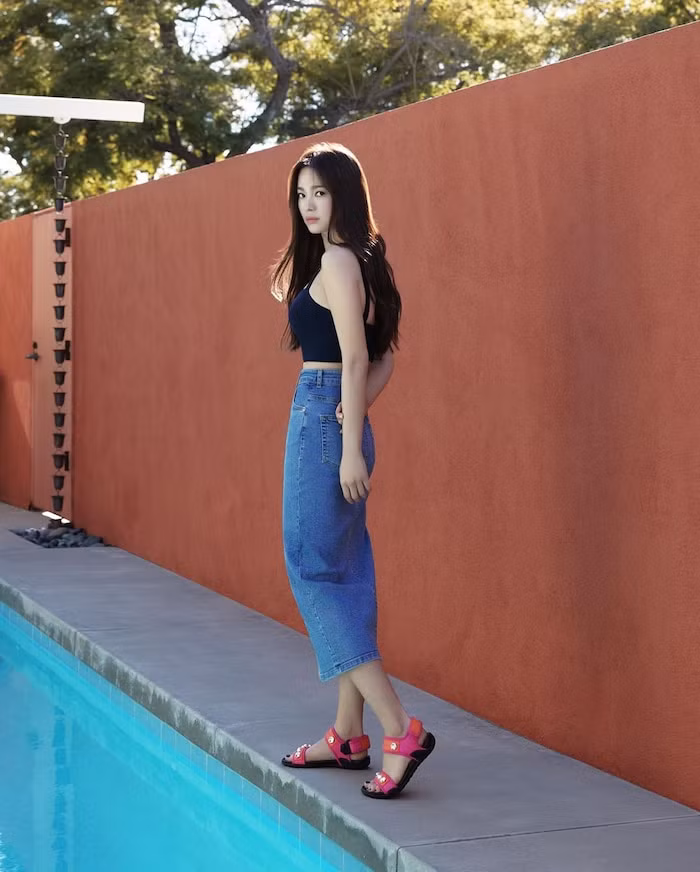 Nữ diễn viên Ngôi nhà hạnh phúc diện chân váy bò kết hợp với áo crop-top màu đen đầy gợi cảm.