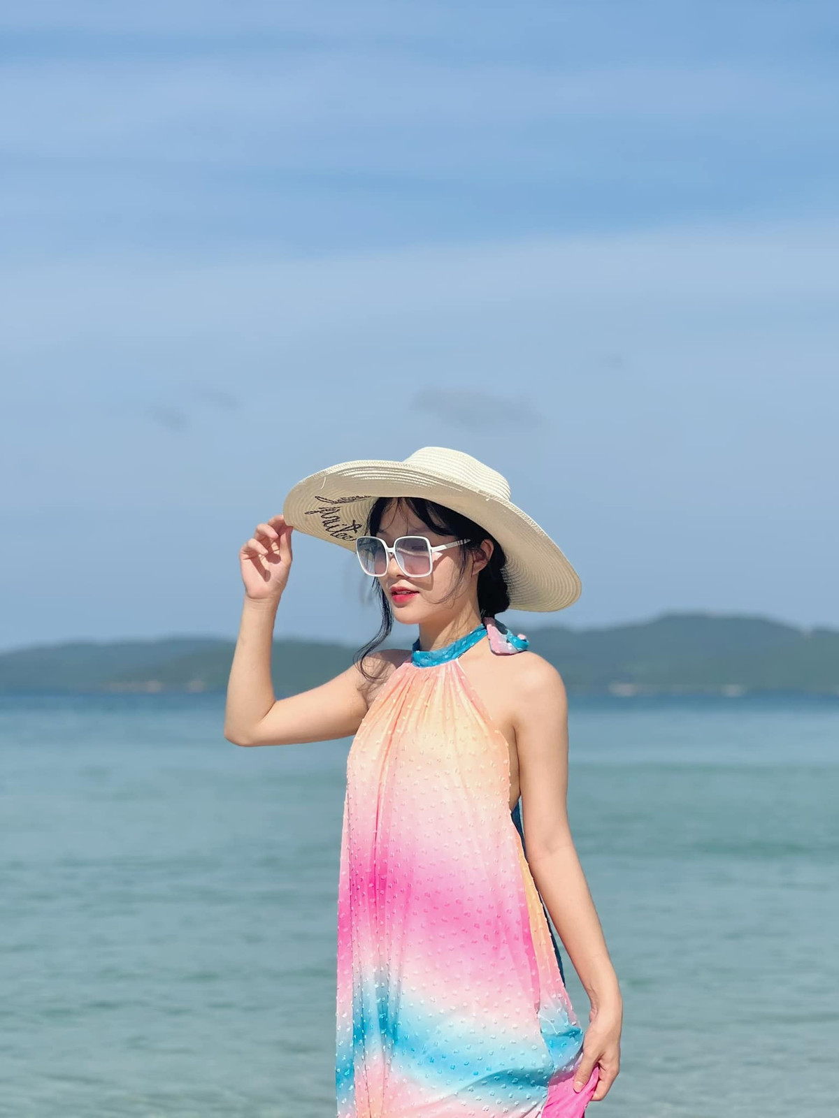 Không chỉ sở hữu giọng hát ngọt ngào say lòng người, nữ Tiktoker còn sở hữu nhan sắc xinh đẹp cùng bảng thành tích học tập đáng ngưỡng mộ. Hyee Phạm từng đỗ thủ khoa đầu vào và đầu ra ngành nhạc nhưng chọn hướng đi khác sau khi tốt nghiệp đại học