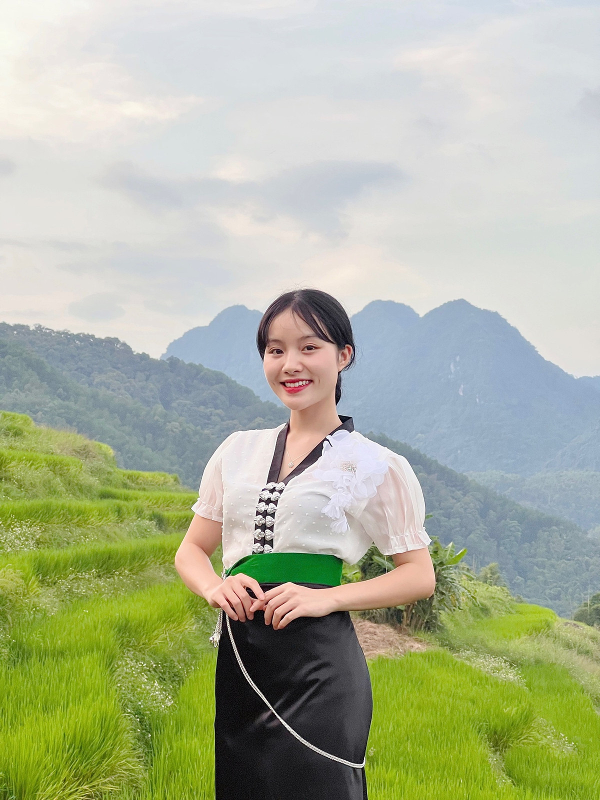 Cô sở hữu một vẻ ngoài xinh đẹp, thanh tú, đáng yêu và giọng hát trong trẻo nhưng không kém phần truyền cảm.