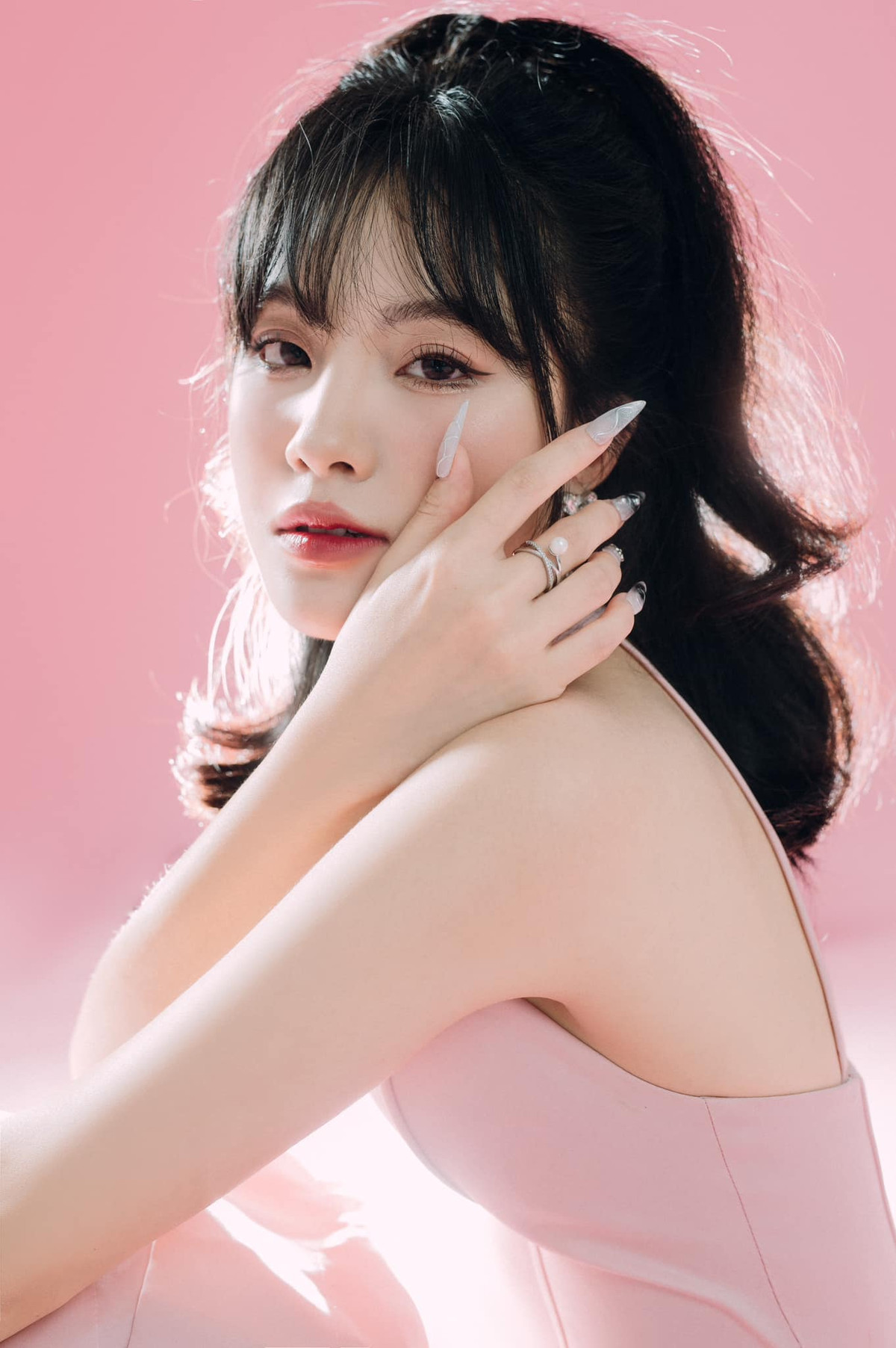 Phạm Thị Huệ có gương mặt xinh xắn, hai má lúm khi cô cười rộ lên đốn tim rất nhiều người.