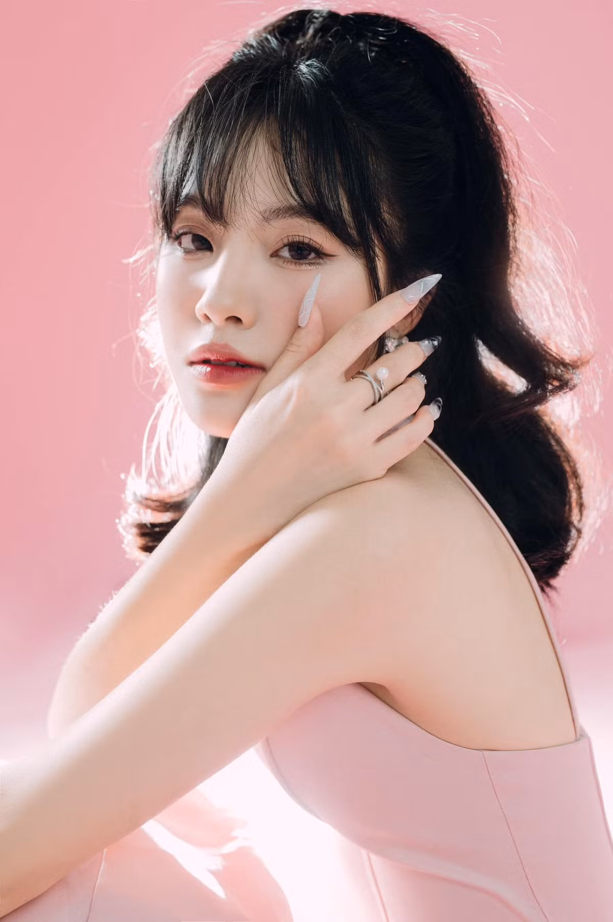 Phạm Thị Huệ có gương mặt xinh xắn, hai má lúm khi cô cười rộ lên đốn tim rất nhiều người.