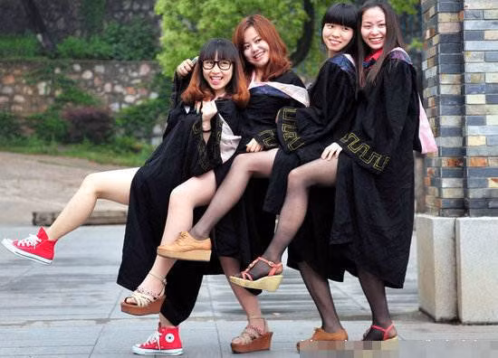 Dường như vén áo khoe chân là tạo hình được ưa chuộng nhất của các nữ sinh viên Trung Quốc.