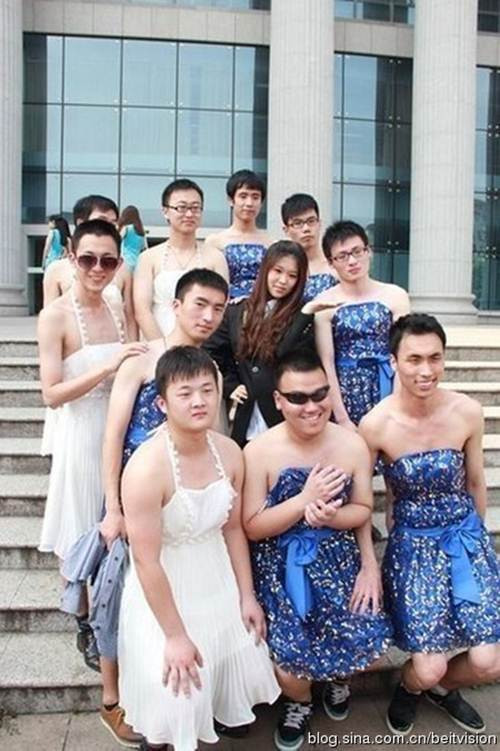 Nam giả nữ, nữ hóa nam đã thành trào lưu chụp ảnh kỷ yếu của các sinh viên Trung Quốc muốn có những bức ảnh độc, lạ.