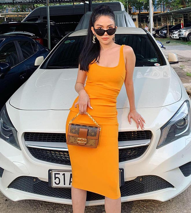 Dù không cao, nhưng với lợi thế thân hình cân đối và vòng eo con kiến, vòng 1 gợi cảm, Sĩ Thanh dễ dàng chinh phục những bộ đồ ôm sát cơ thể, để lộ vóc dáng nuột nà và đường cong quyến rũ.