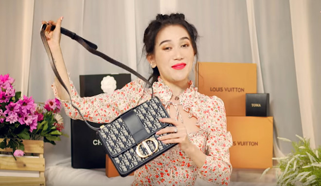 Mới đây, Sĩ Thanh dùng hàng fake trở thành đề tài được bàn luận sau khi MC Moon Doãn tố nữ ca sĩ "đập hộp" hàng fake trong đoạn clip Sĩ Thanh mới đăng tải.