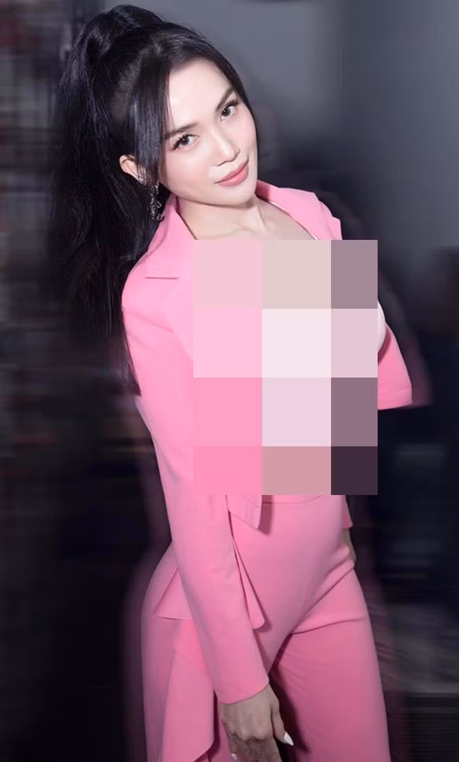 Nữ ca sĩ đập hộp fake Sĩ Thanh được nhiều người khen ngợi nhan sắc xinh đẹp với làn da trắng, gương mặt thon gọn và sống mũi cao.