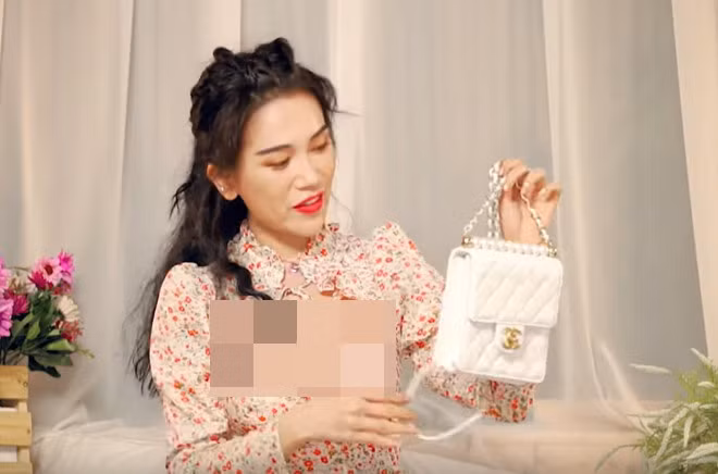 CĐM và nhiều người nổi tiếng như nữ ca sĩ Uyên Linh nhanh chóng chỉ ra món hàng của hot girl Sĩ Thanh là fake từ dáng túi đến màu sắc, độ bóng chi tiết...