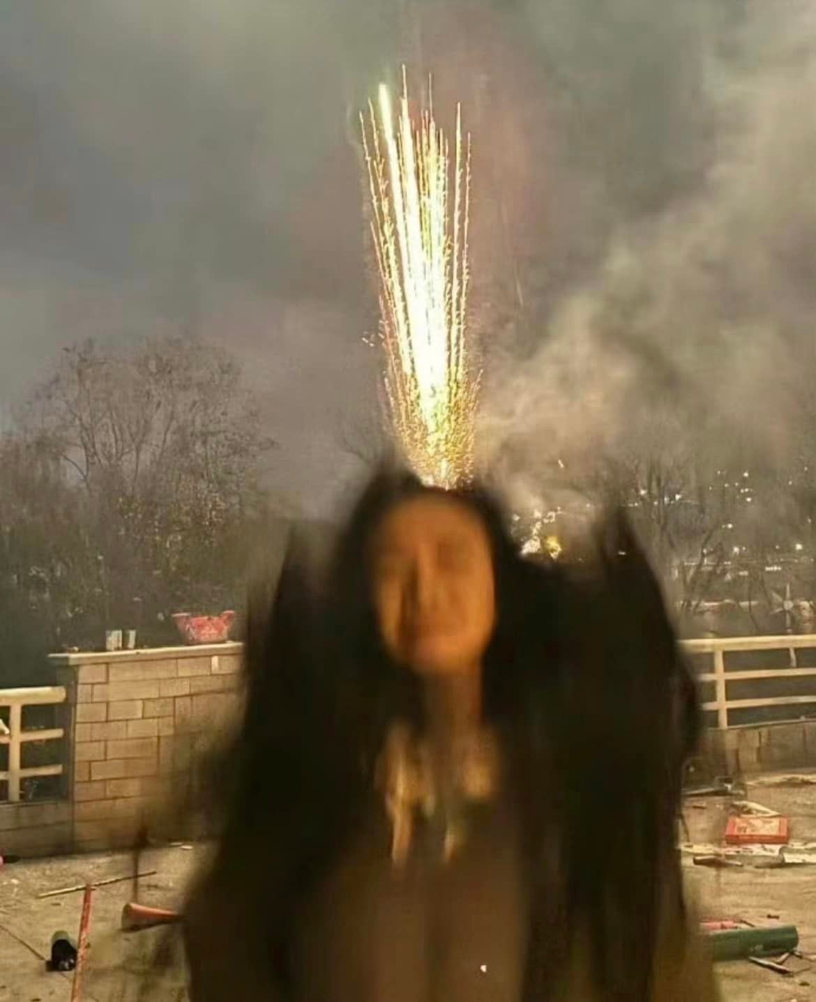 Không biết là chụp người yêu hay chụp pháo hoa...