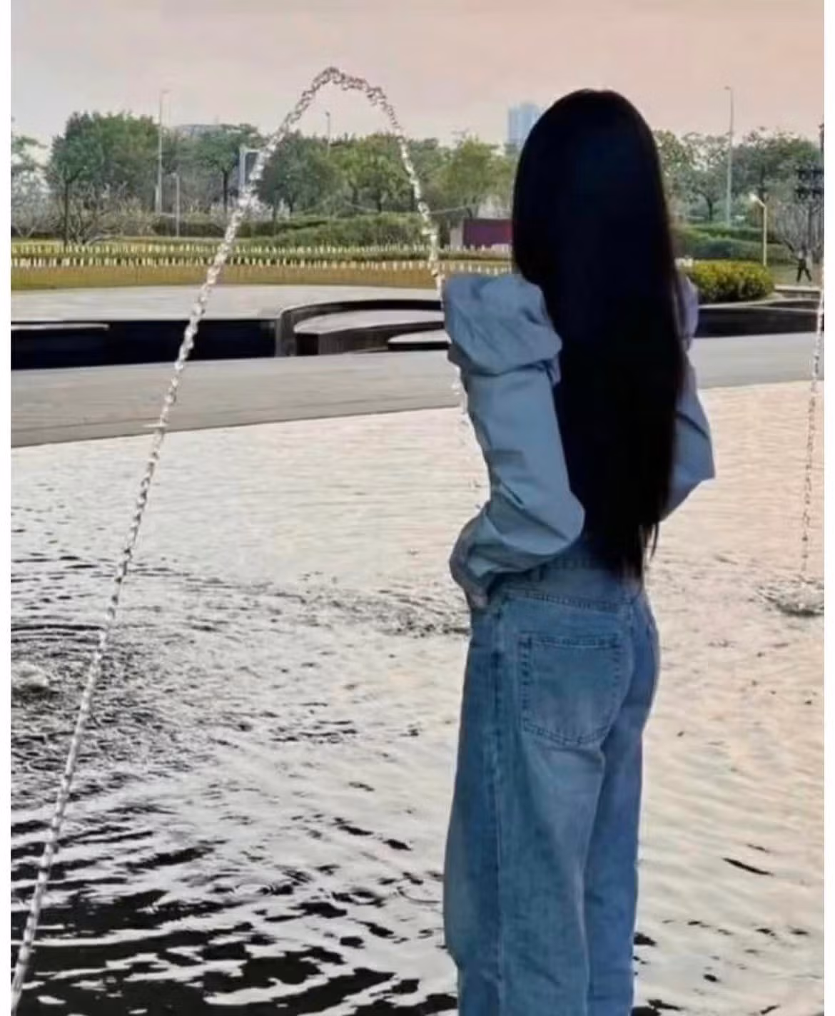 Dáng dấp bạn nữ rất đẹp, thế nhưng bố cục lại..hơi kì.