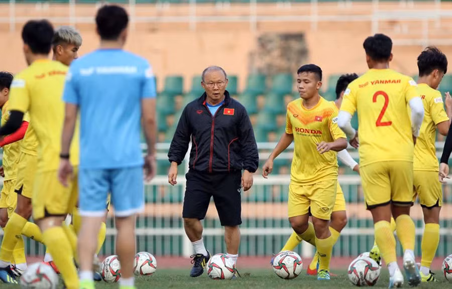 Đội tuyển U23 Việt Nam hiện đang có mặt tại Thái Lan chuẩn bị tham gia VCK U23 Việt Nam. Ngày 10/1, các học trò của HLV Park Hang-seo sẽ có trận gặp U23 UAE. Sự trở lại của Đình Trọng sau thời gian dài chấn thương giúp các CĐV an tâm hơn về hàng phòng ngự.