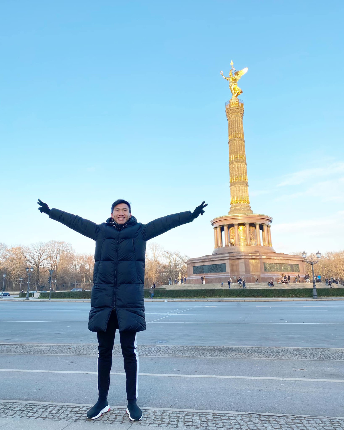 Hiện tại, Đoàn Văn Hậu đang cùng CLB SC Heerenveen tham gia chuyến tập huấn tại Tây Ban Nha. Trước đó, HLV trưởng của đội bóng Hà Lan cho biết cầu thủ quê Thái Bình gặp khá nhiều khó khăn trong giao tiếp khiến ông luôn phải "cầm tay chỉ việc".