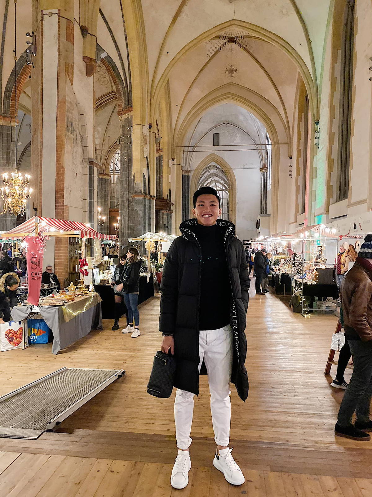 Không chỉ vậy, nhiều người hâm mộ bóng đá đến từ Thái Lan cũng dành sự quan tâm đặc biệt đối với Đoàn Văn Hậu. "Bạn có tham dự giải U23 châu Á ở Thái Lan không? Tôi theo dõi và rất yêu mến bạn nhưng tiếc là không thấy bạn" - Một CĐV xứ Chùa Vàng hỏi thăm cầu thủ Việt Nam trên mạng xã hội.