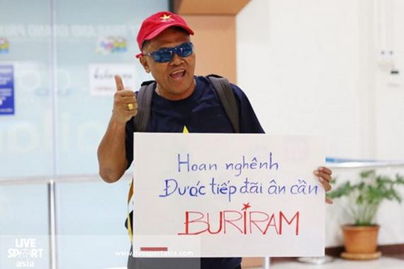 Ngày 5/1, các cầu thủ U23 Việt Nam đã có mặt tại Buriram để chuẩn bị cho trận gặp UAE vào ngày 10/1. Tại đây, thầy trò HLV Park Hang-seo được một người Thái chào đón bằng tấm bảng bằng tiếng Việt, ông này còn đội mũ và mang theo Quốc kỳ Việt Nam.