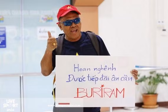 Ngày 5/1, các cầu thủ U23 Việt Nam đã có mặt tại Buriram để chuẩn bị cho trận gặp UAE vào ngày 10/1. Tại đây, thầy trò HLV Park Hang-seo được một người Thái chào đón bằng tấm bảng bằng tiếng Việt, ông này còn đội mũ và mang theo Quốc kỳ Việt Nam.