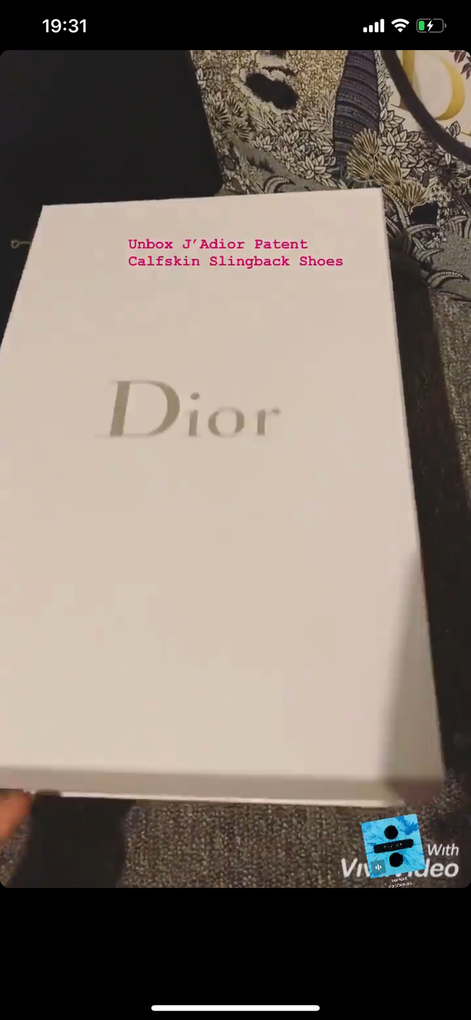 Cũng giống vợ Duy Mạnh, Vóc Đỗ là cô gái nghiện hàng hiệu. Trước khi đám cưới diễn ra, nàng WAG khoe ảnh đập hộp đôi giày Dior trên trang cá nhân. Được biết đôi giày này có giá khoảng 1000$ (gần 24 triệu đồng) và là món quà cô nhận được từ bạn trai Văn Dũng.