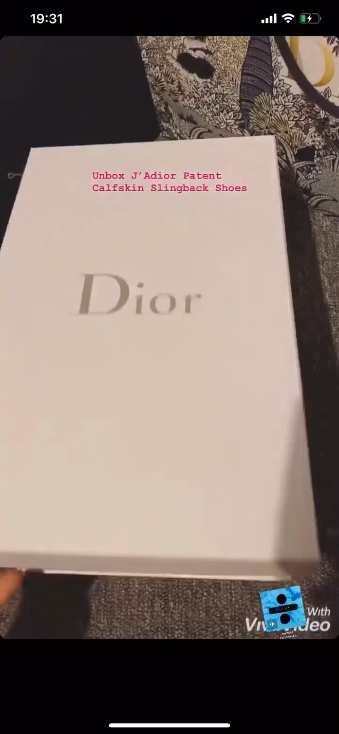 Cũng giống vợ Duy Mạnh, Vóc Đỗ là cô gái nghiện hàng hiệu. Trước khi đám cưới diễn ra, nàng WAG khoe ảnh đập hộp đôi giày Dior trên trang cá nhân. Được biết đôi giày này có giá khoảng 1000$ (gần 24 triệu đồng) và là món quà cô nhận được từ bạn trai Văn Dũng.