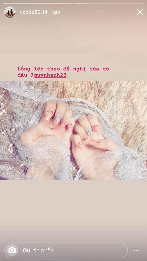 Không chỉ dừng lại ở đó, bạn gái của Văn Dũng còn hào hứng khoe đã dành 4 tiếng đồng hồ, từ 13h đến 17h chỉ để "đập đi xây lại" bộ móng mà cô làm ở bên Anh chỉ vì bà xã Duy Mạnh yêu cầu phải thật lồng lộn khi tới tham dự đám cưới.