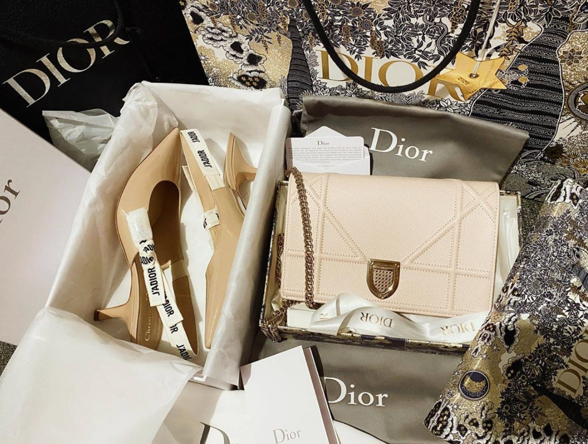 Vóc Đỗ là cô gái đam mê hàng hiệu, cô nàng thường xuyên khoe đi mua sắm, "đập hộp" những thương hiệu đắt đỏ như Dior, Chanel, Louis Vuitton,....