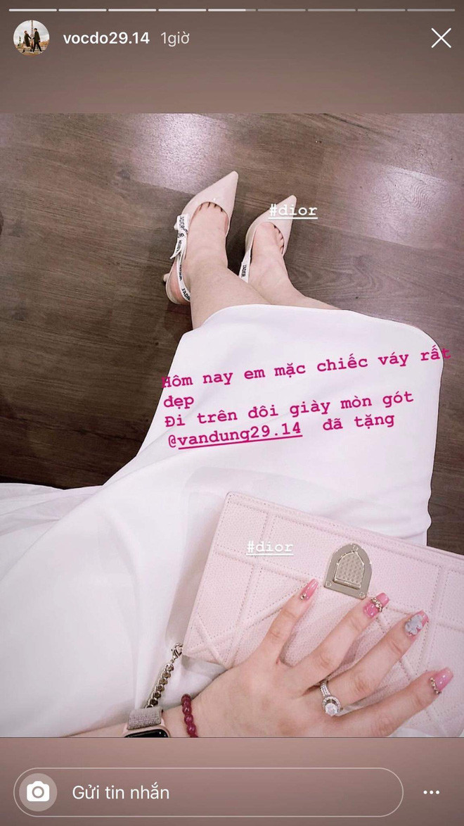 Tham dự đám cưới Duy Mạnh, Vóc Đỗ lồng lộn dát toàn hàng hiệu trên người với đôi giày và chiếc túi đến từ thương hiệu đình đám Dior.