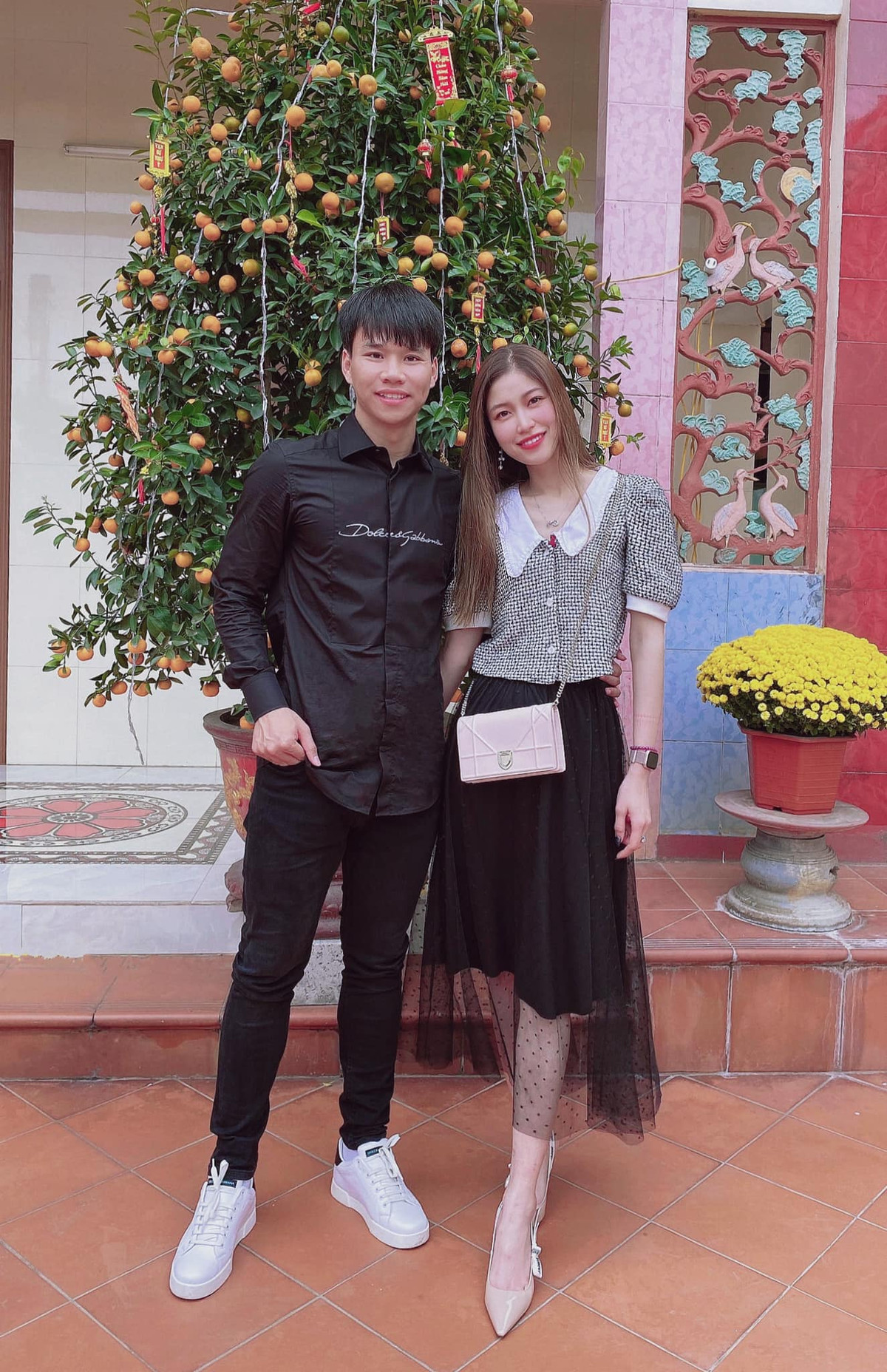 Từng bị "ném đá" dữ dội vì bị cho là hám của khi nhận 1500 đô của bạn trai để đi chơi, Vóc Đỗ gay gắt phản pháo rằng cô đã chuyển khoản lại đầy đủ số tiền đó và không hề lấy một đồng nào của Văn Dũng.