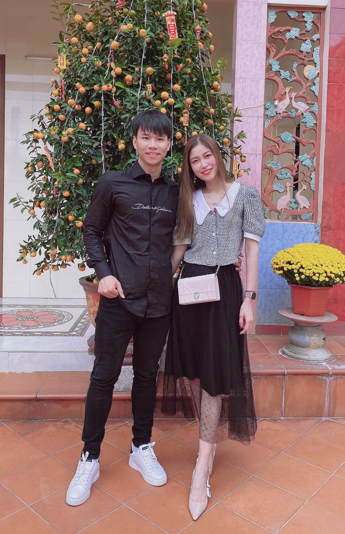 Từng bị "ném đá" dữ dội vì bị cho là hám của khi nhận 1500 đô của bạn trai để đi chơi, Vóc Đỗ gay gắt phản pháo rằng cô đã chuyển khoản lại đầy đủ số tiền đó và không hề lấy một đồng nào của Văn Dũng.