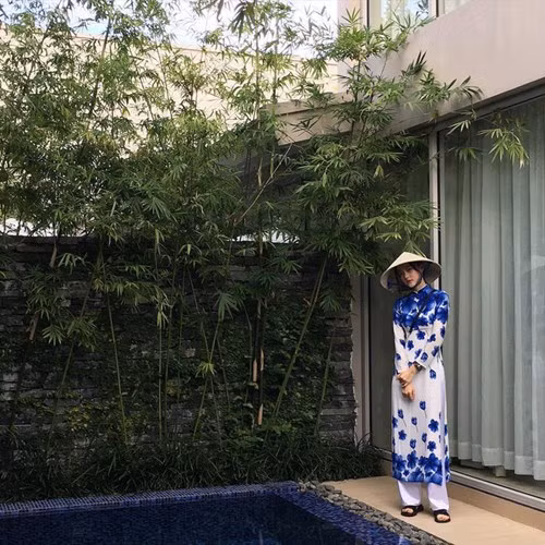 Những bức ảnh cô nàng diện chiếc áo dài đã thu về hàng chục ngàn lượt like và vô số những bình luận khen ngợi từ CĐM.