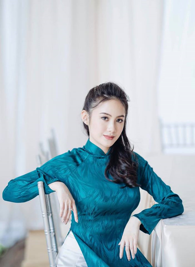 Phoiphailin Sivilay (Chichi, 22 tuổi) khiến người hâm mộ thích thú khi đăng loạt ảnh mặc áo dài trên trang cá nhân.