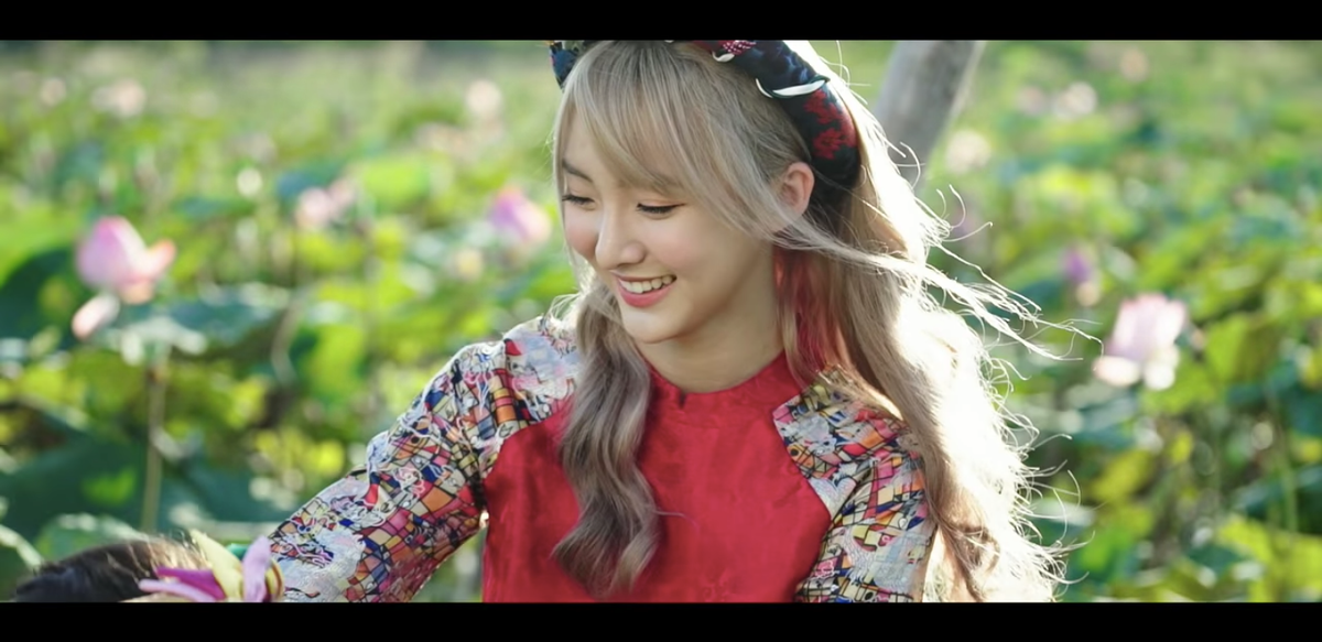 "Lý Cây Bông" là một bài dân ca Nam Bộ quen thuộc với nhiều khán giả. Xuất hiện trong clip này, Nene ( tên thật là Pornnppan Pornpenpipat, một hotgirl nổi tiếng ở Thái Lan) mặc chiếc áo dài màu sắc trông rất đáng yêu.