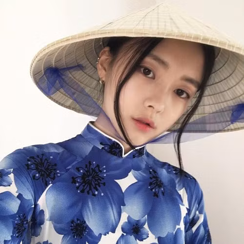 Hwang Soo Yeon, hot girl đến từ Seoul đã ghi điểm tuyệt đối trong mắt dân mạng nhiều nước châu Á bởi gương mặt xinh đẹp, dáng người thon thả, đặc biệt hơn là khoác lên mình tà áo dài thướt tha điểm thêm chiếc nón lá truyền thống của Việt Nam.